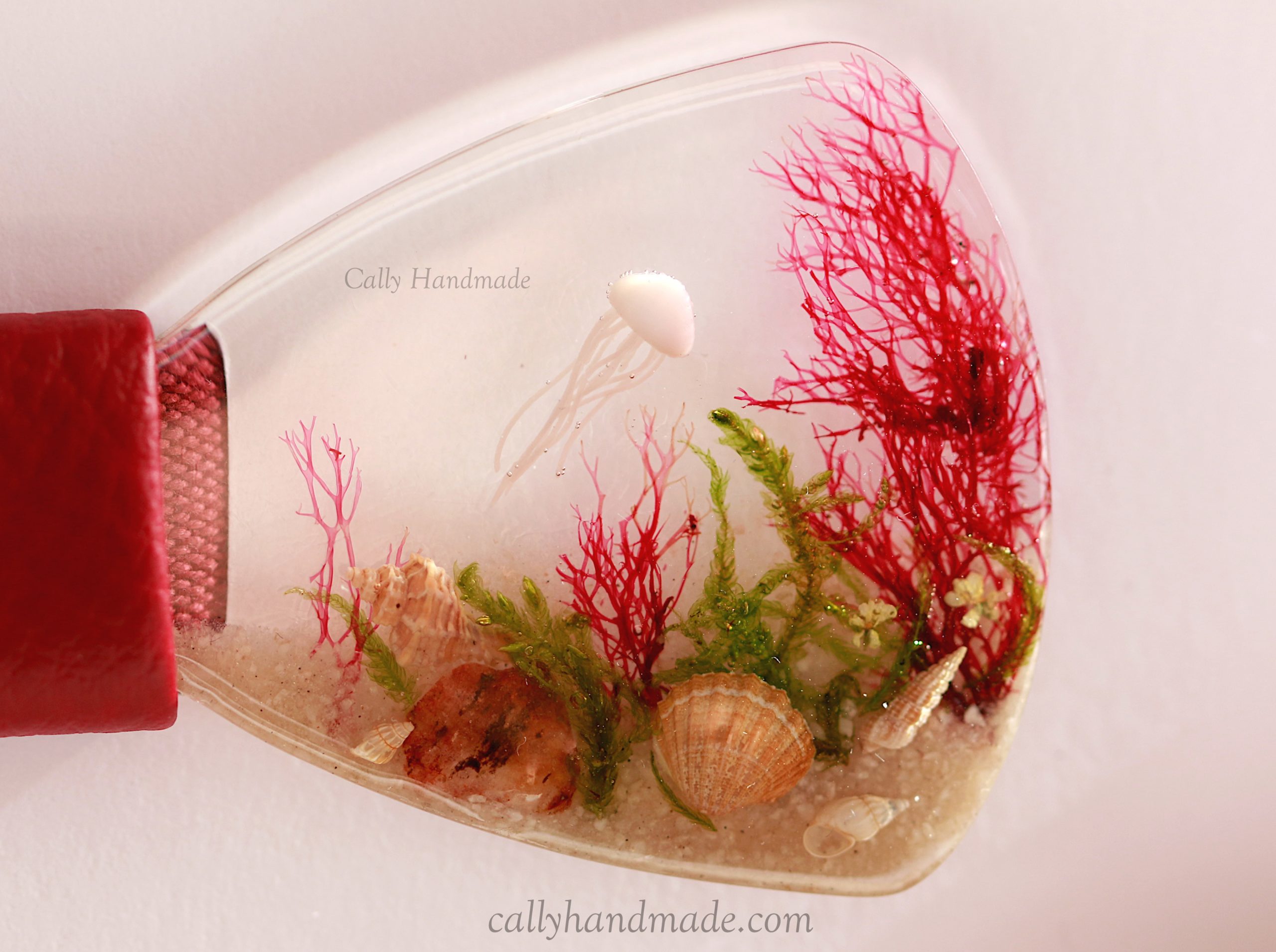 86366349_1525990430858746_1220870262346481664_n nœud papillon Poséidon en résine biosourcée et éléments marins sable coquillages étoile de mer mousse algues