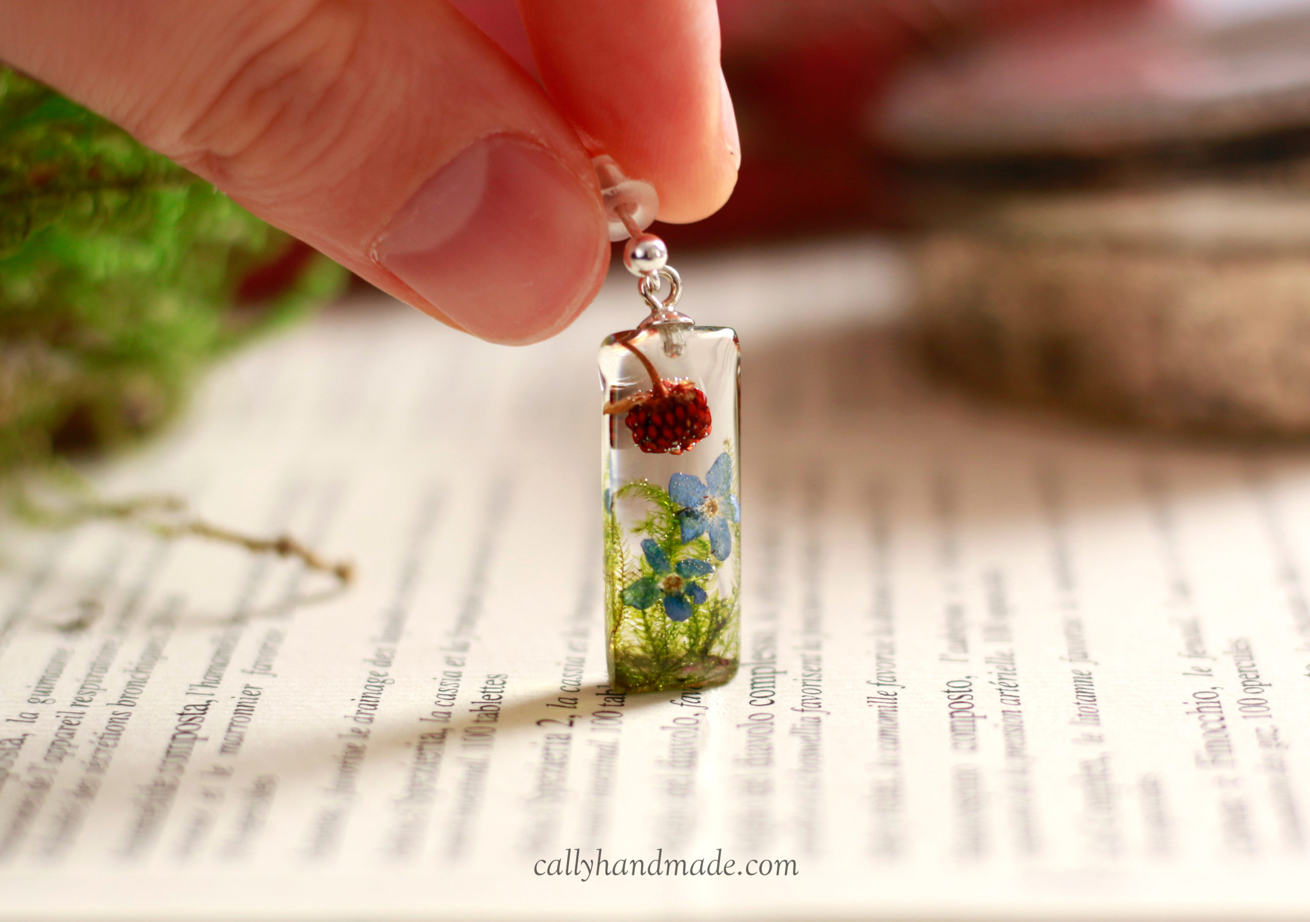 bo fraises et myosotis02 boucles d'oreilles nature en résine et fleurs séchées