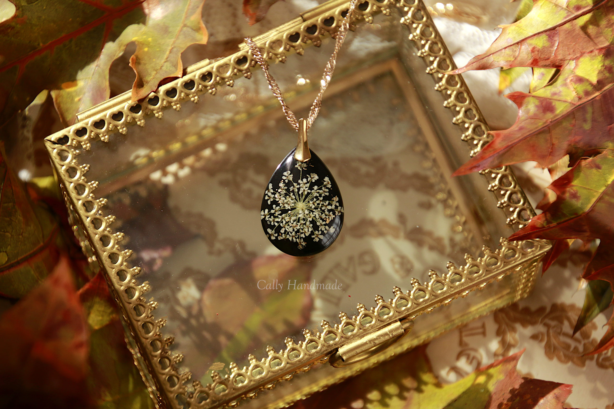 goutte noire reine anne 1 bijou résine et fleurs séchées