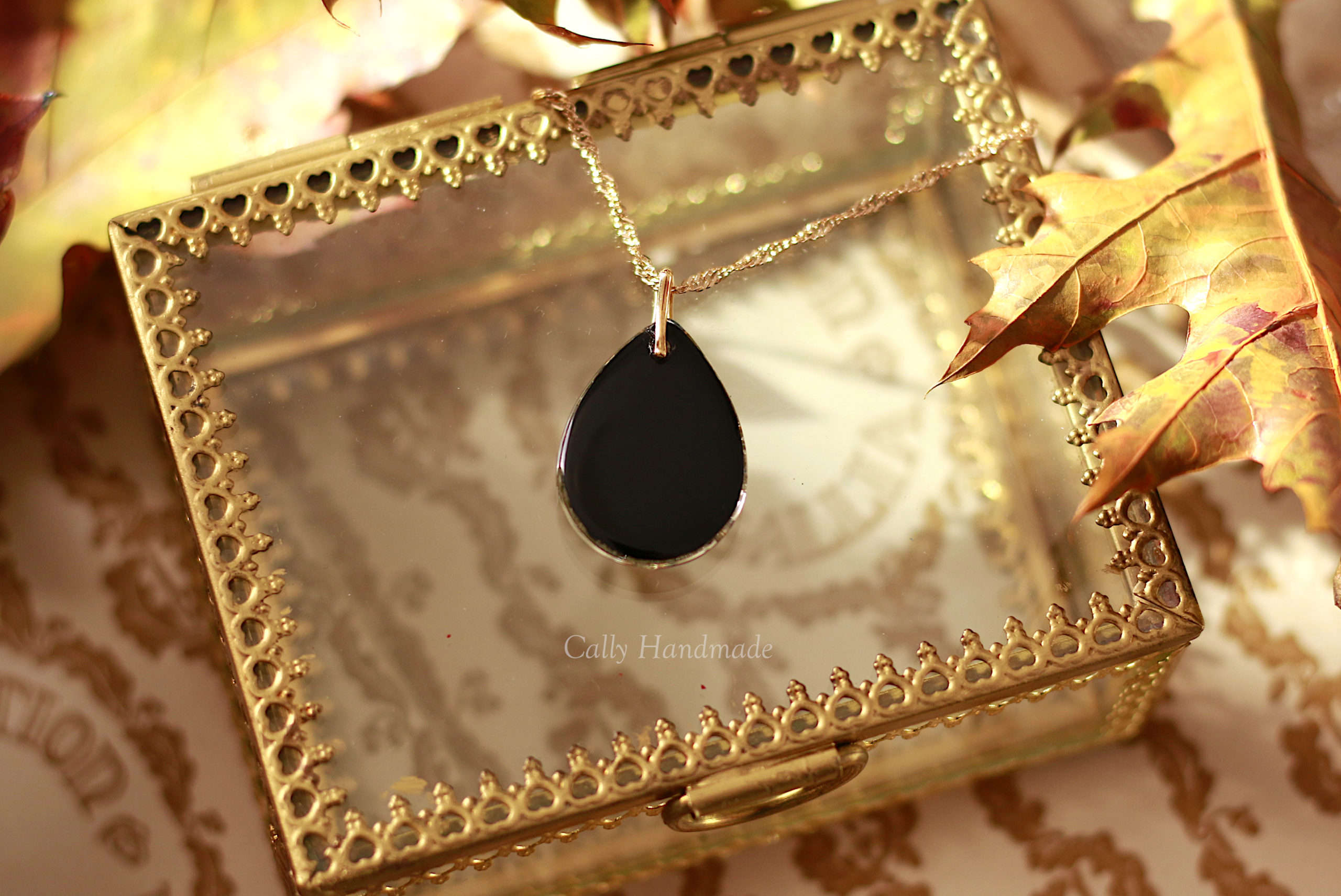 goutte noire reine anne 3 bijou résine et fleurs séchées