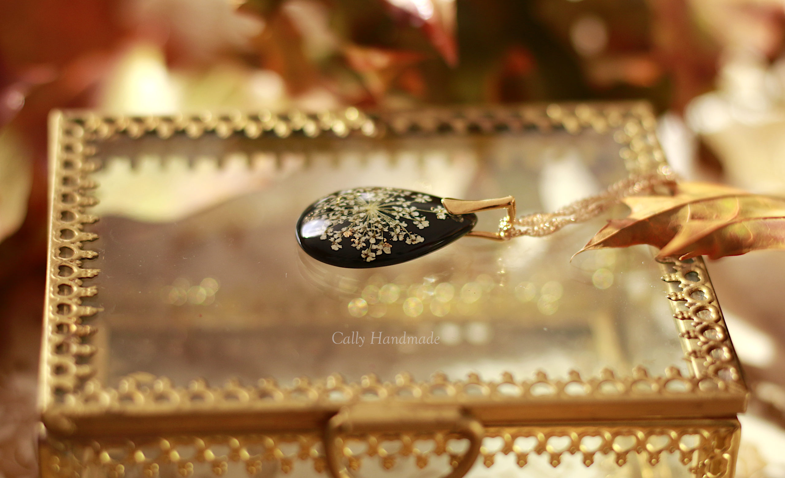 goutte noire reine anne 4 bijou résine et fleurs séchées