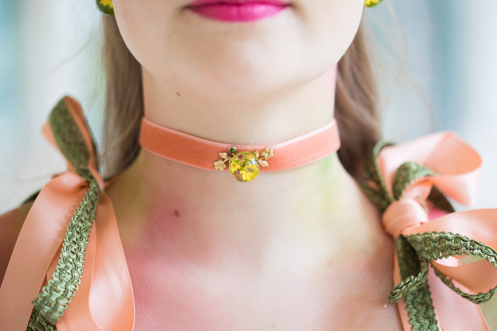 DMP_0263 choker collier ras de cou femme accessoire laiton plaqué or fleurs séchées résine mode