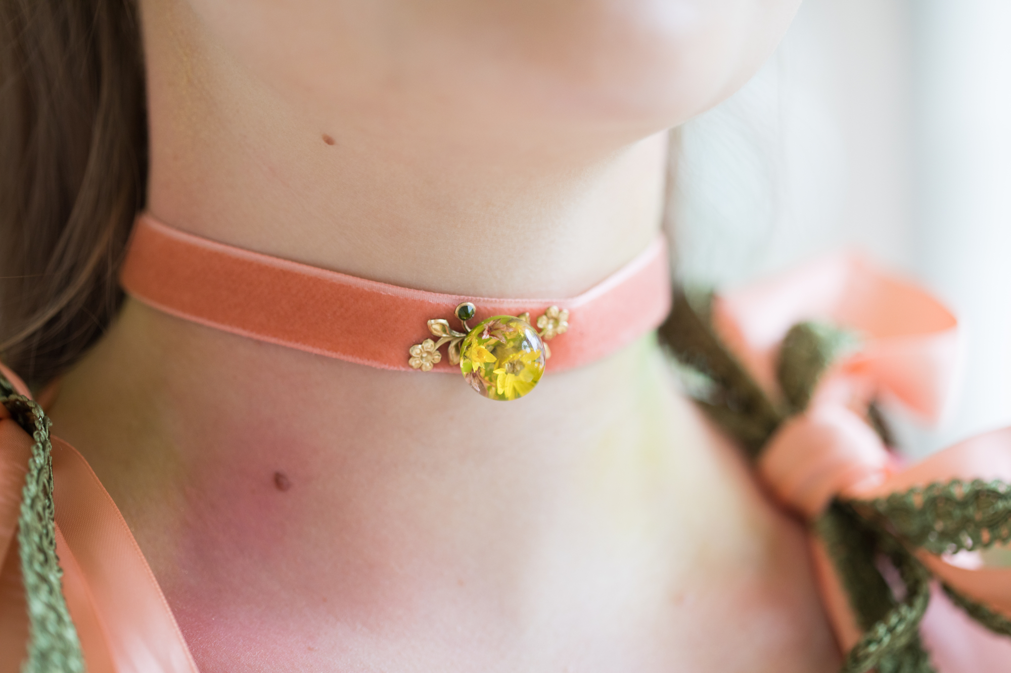 DMP_0268 choker collier ras de cou femme accessoire laiton plaqué or fleurs séchées résine mode