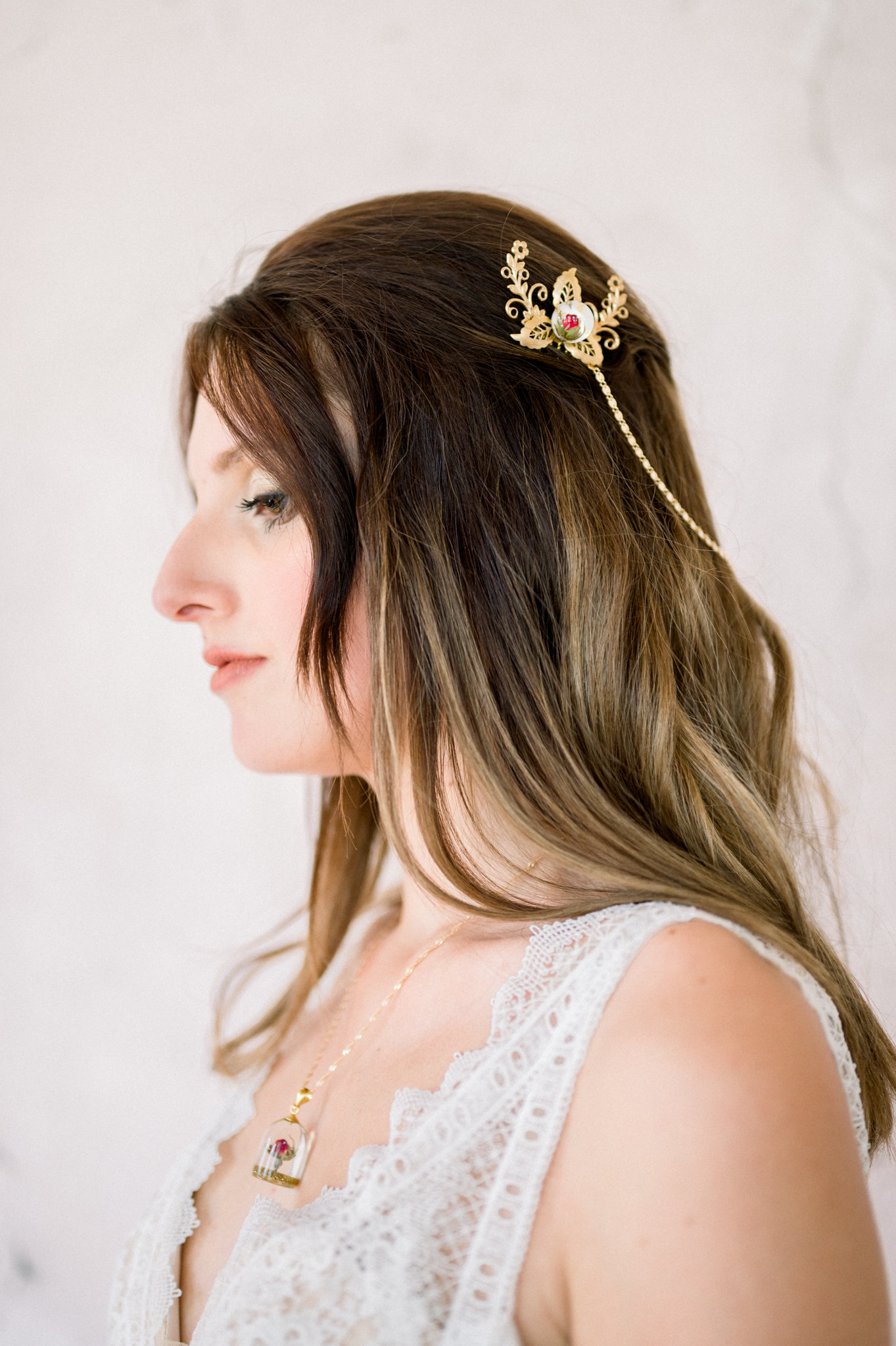 MariageChateaudeGranoupiac-DelphineGPhotographie-128 peigne or rempli rose rouge mariage résine bijoux cheveux accessoire