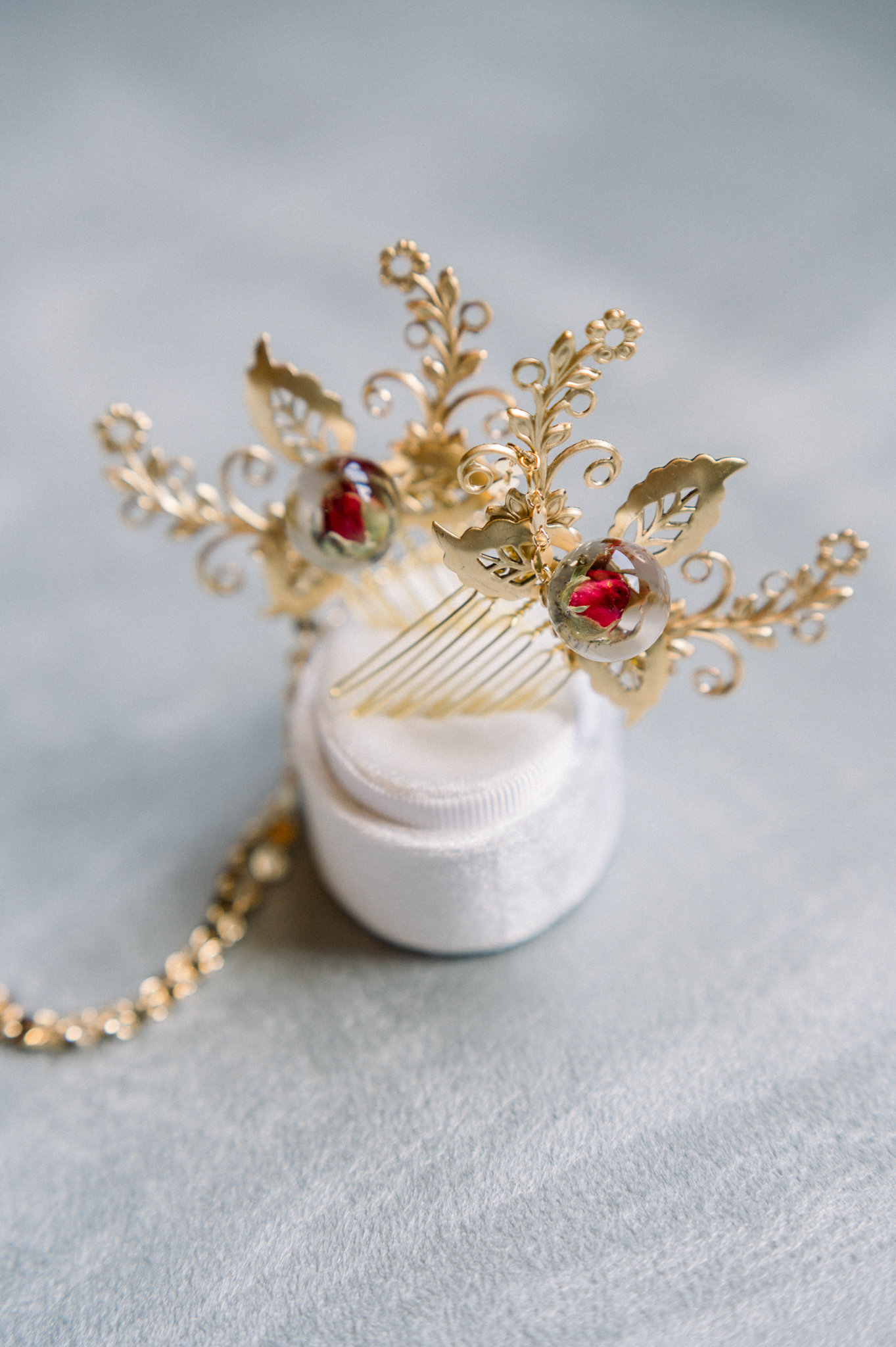 MariageChateaudeGranoupiac-DelphineGPhotographie-19 peigne or rempli rose rouge mariage résine bijoux cheveux accessoire