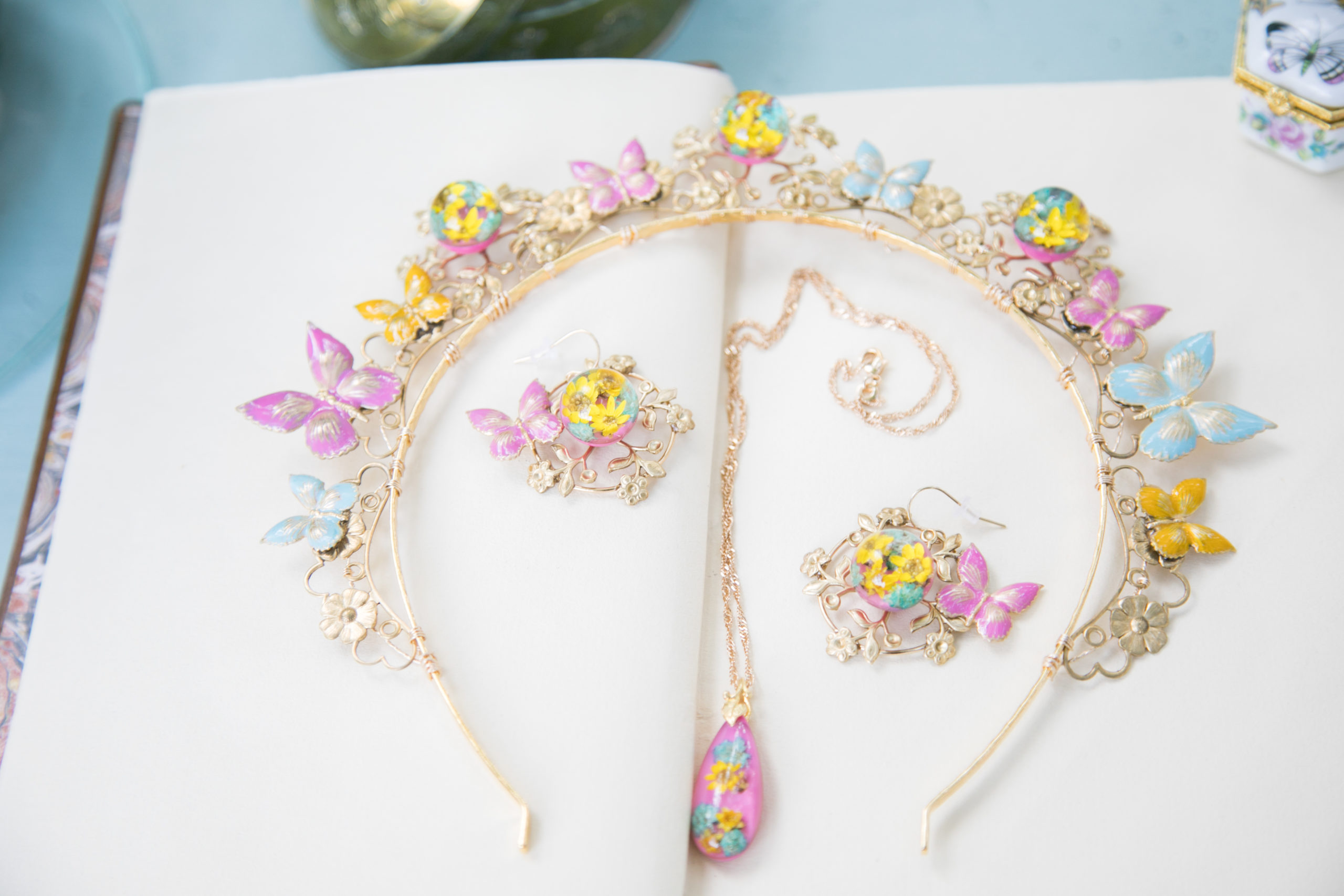 DMP_9357 tiare butterfly papillon estampes laiton plaqué or fleurs séchées